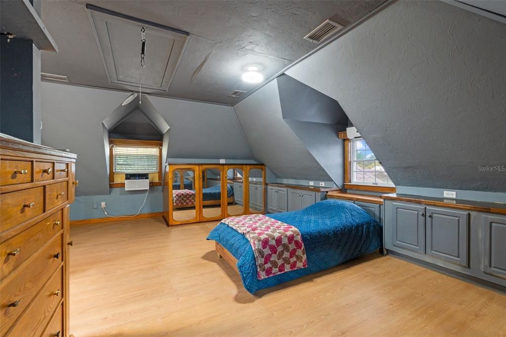 For Sale: $715,000 (4 beds, 3 baths, 2035 Square Feet)