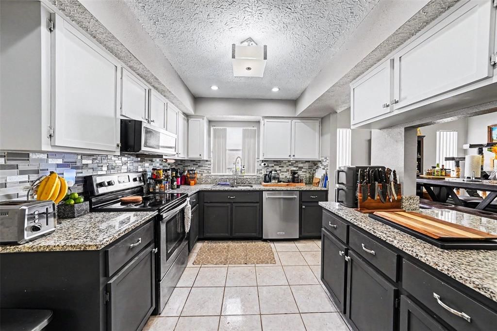 Activo con contrato: $390,000 (3 camas, 2 baños, 1603 Pies cuadrados)