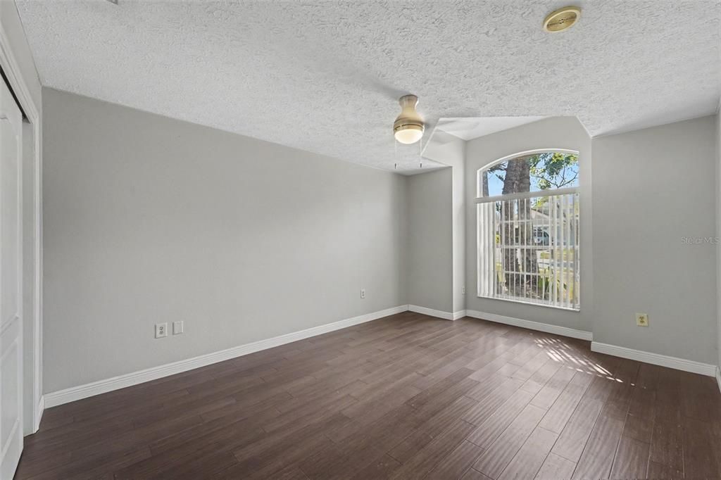 Activo con contrato: $390,000 (3 camas, 2 baños, 1603 Pies cuadrados)