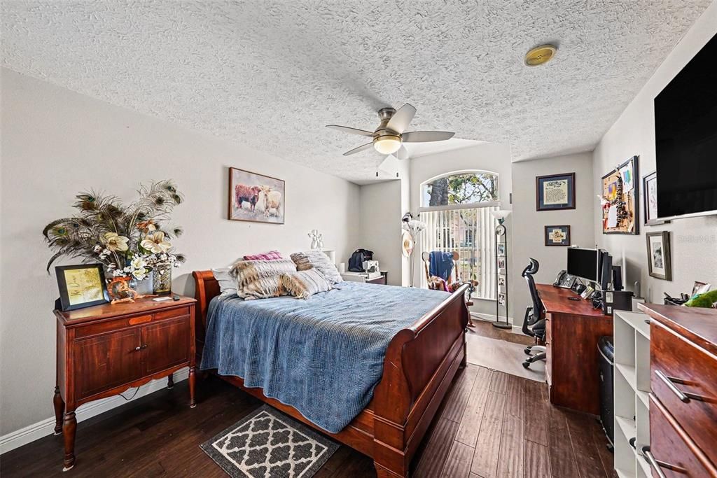 Activo con contrato: $390,000 (3 camas, 2 baños, 1603 Pies cuadrados)