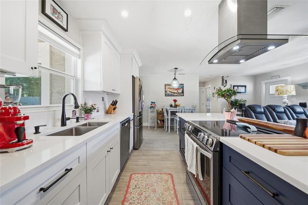 Active With Contract: $400,000 (3 beds, 1 baths, 1012 Square Feet)