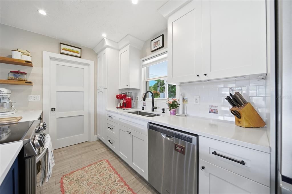 Active With Contract: $400,000 (3 beds, 1 baths, 1012 Square Feet)