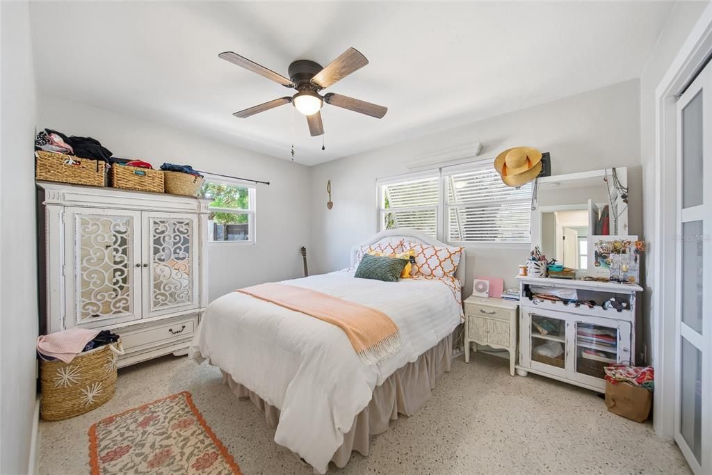 Active With Contract: $400,000 (3 beds, 1 baths, 1012 Square Feet)