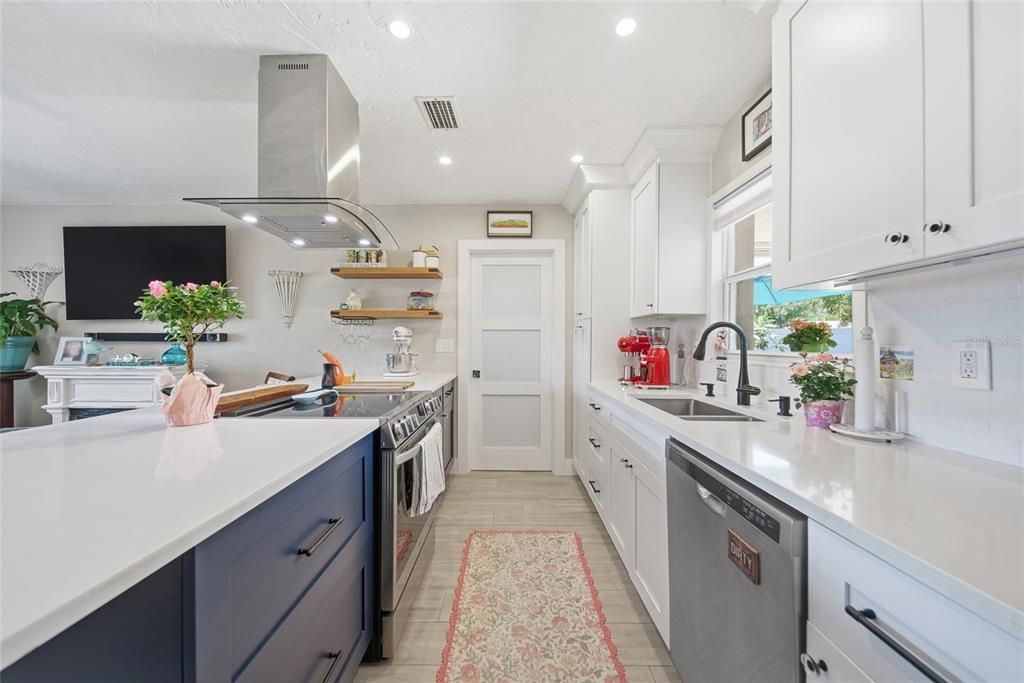 Active With Contract: $400,000 (3 beds, 1 baths, 1012 Square Feet)