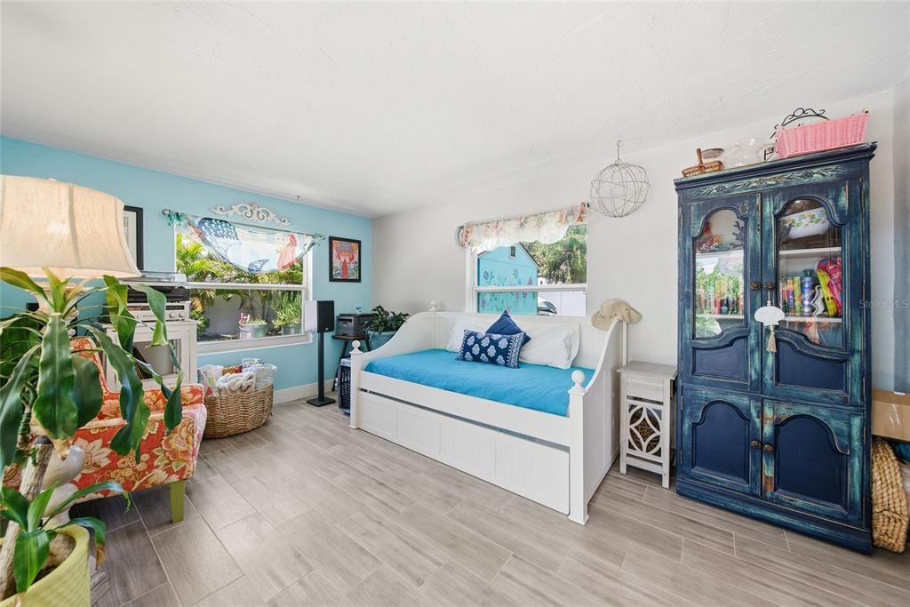Active With Contract: $400,000 (3 beds, 1 baths, 1012 Square Feet)