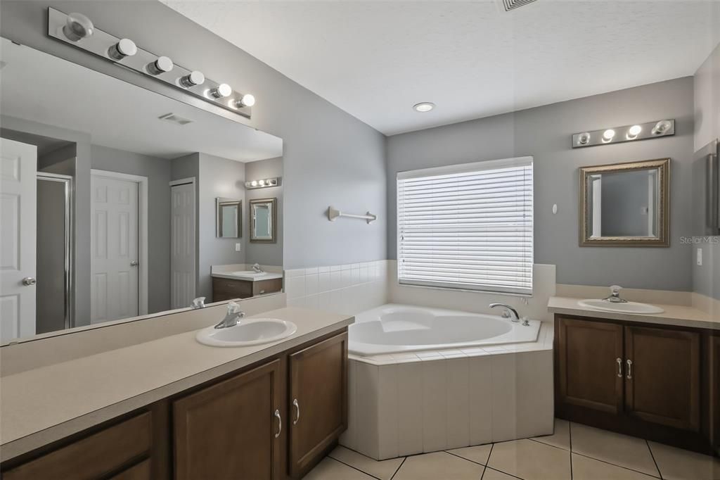 For Sale: $319,900 (3 beds, 2 baths, 1942 Square Feet)