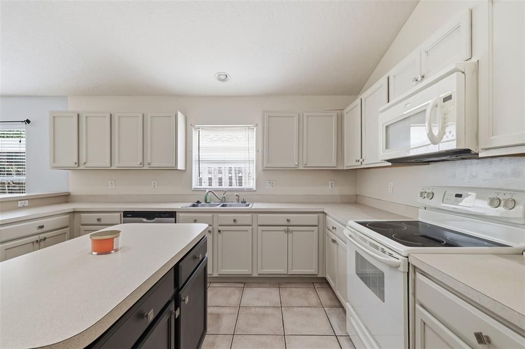 For Sale: $319,900 (3 beds, 2 baths, 1942 Square Feet)
