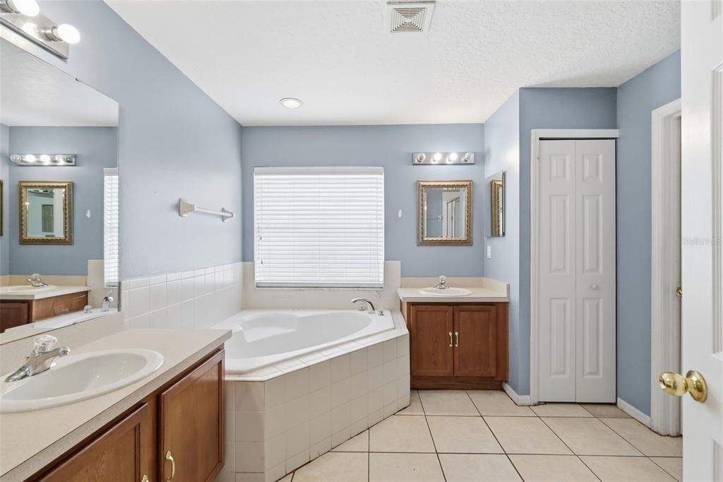 For Sale: $319,900 (3 beds, 2 baths, 1942 Square Feet)