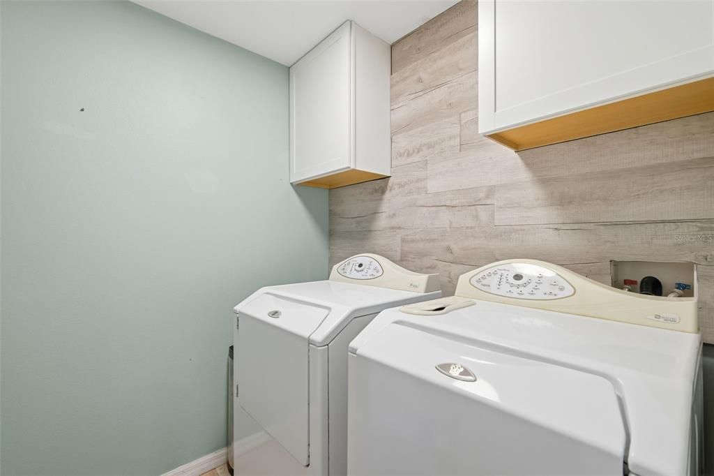 For Sale: $319,900 (3 beds, 2 baths, 1942 Square Feet)