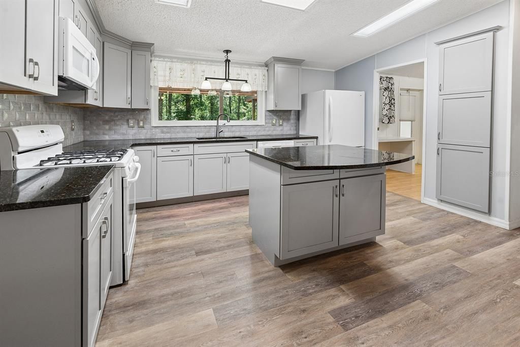 For Sale: $275,000 (3 beds, 2 baths, 1620 Square Feet)