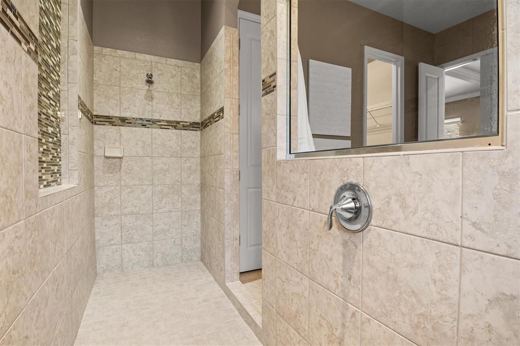 En Venta: $450,000 (3 camas, 2 baños, 2210 Pies cuadrados)