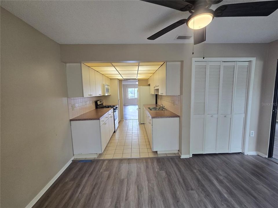 For Sale: $149,000 (2 beds, 2 baths, 1135 Square Feet)