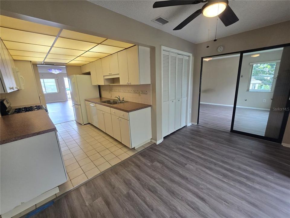 For Sale: $149,000 (2 beds, 2 baths, 1135 Square Feet)