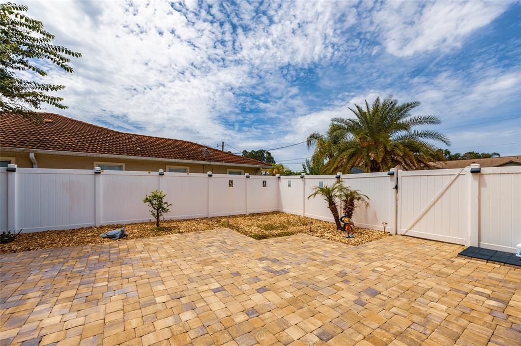 En Venta: $584,000 (4 camas, 3 baños, 2453 Pies cuadrados)
