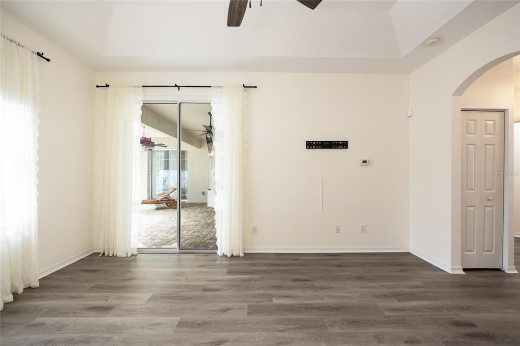 En Venta: $584,000 (4 camas, 3 baños, 2453 Pies cuadrados)