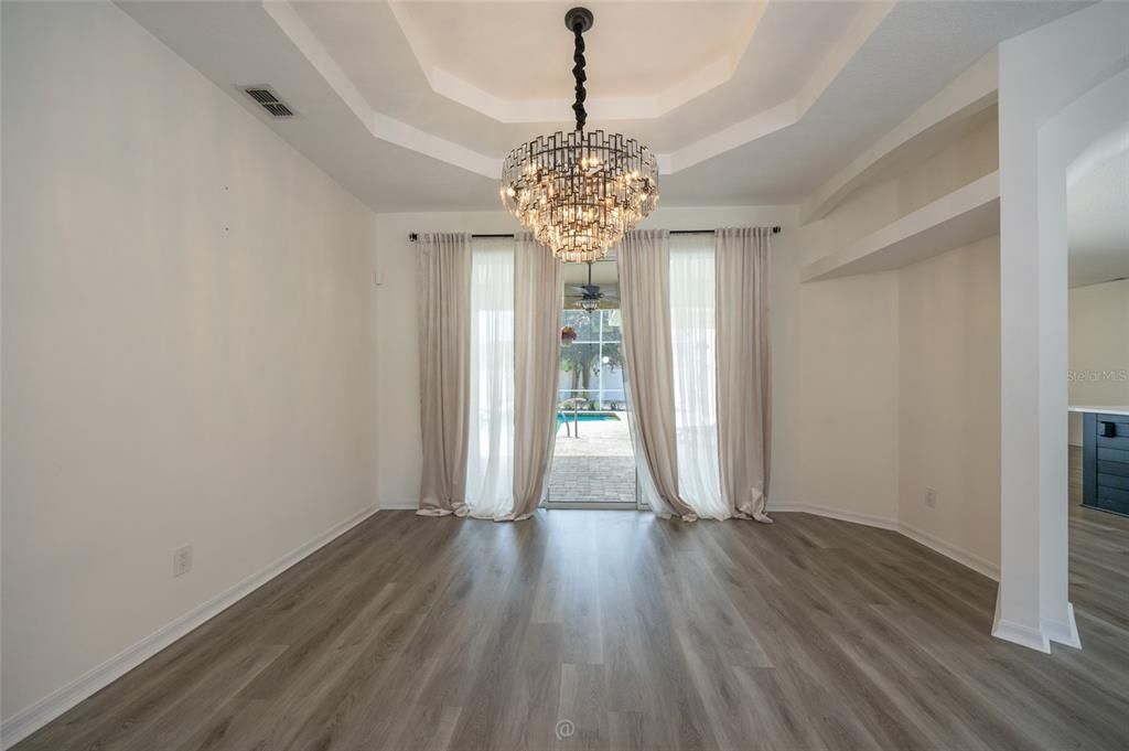 En Venta: $584,000 (4 camas, 3 baños, 2453 Pies cuadrados)