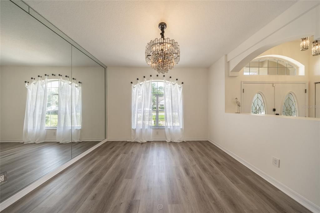 En Venta: $584,000 (4 camas, 3 baños, 2453 Pies cuadrados)