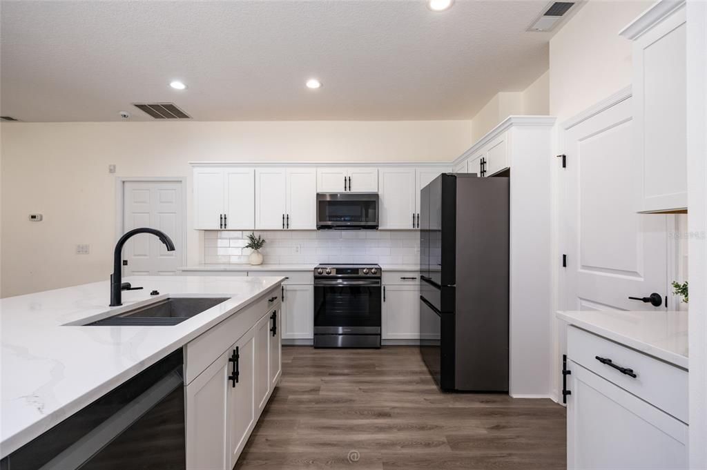 En Venta: $584,000 (4 camas, 3 baños, 2453 Pies cuadrados)