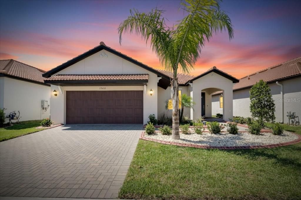For Sale: $375,000 (2 beds, 2 baths, 1761 Square Feet)