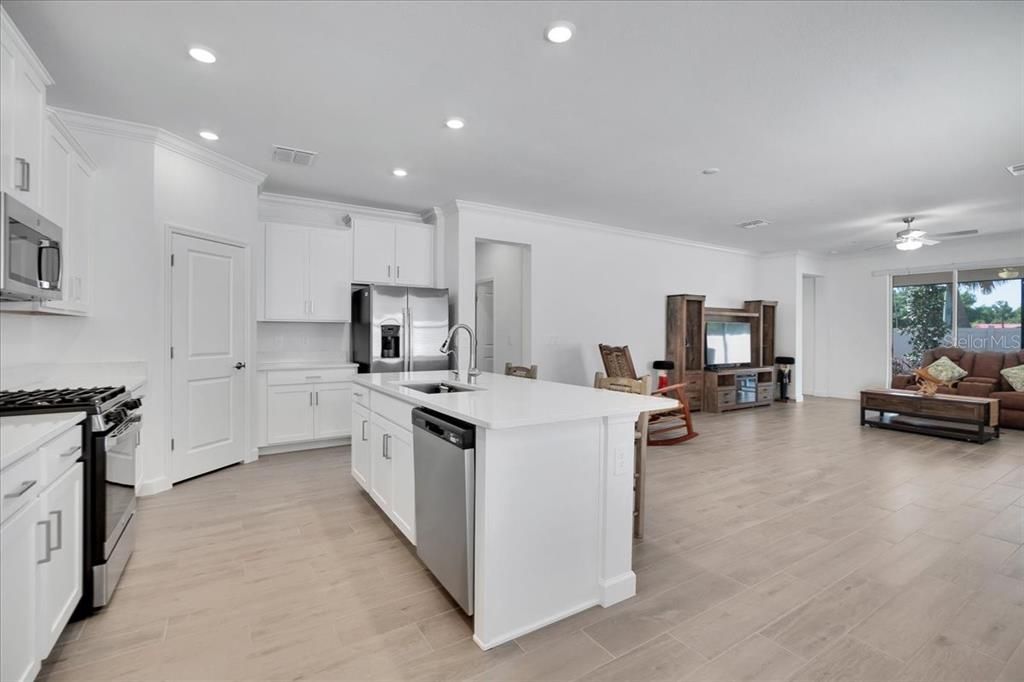 For Sale: $375,000 (2 beds, 2 baths, 1761 Square Feet)