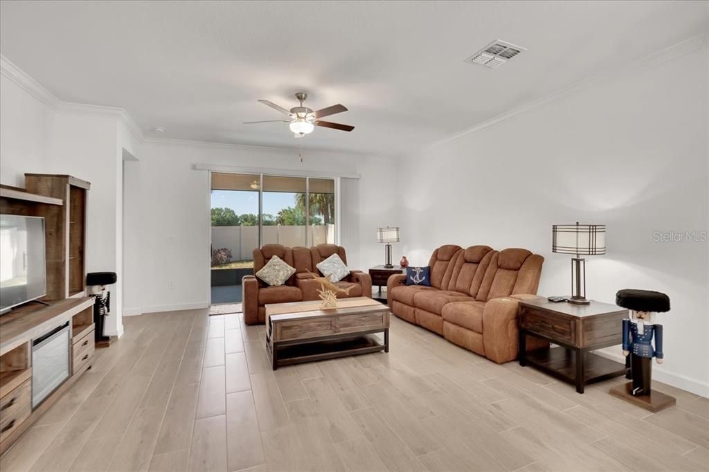 For Sale: $375,000 (2 beds, 2 baths, 1761 Square Feet)