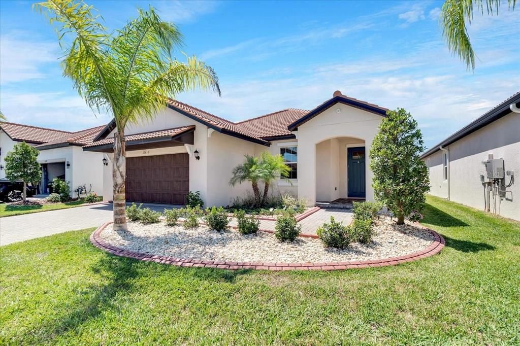 For Sale: $375,000 (2 beds, 2 baths, 1761 Square Feet)