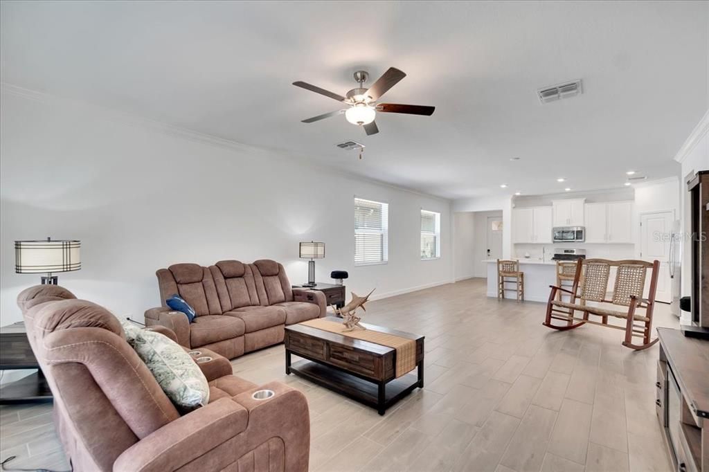 For Sale: $375,000 (2 beds, 2 baths, 1761 Square Feet)