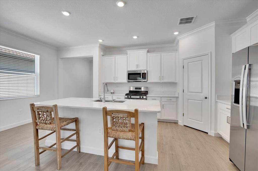 For Sale: $375,000 (2 beds, 2 baths, 1761 Square Feet)