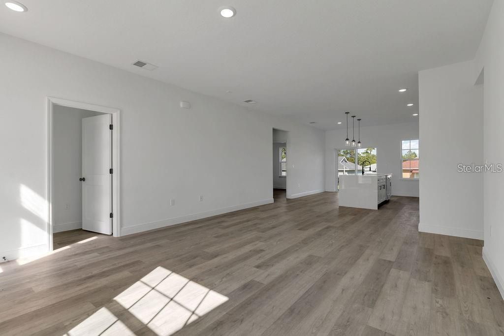 For Rent: $1,900 (4 beds, 2 baths, 1630 Square Feet)