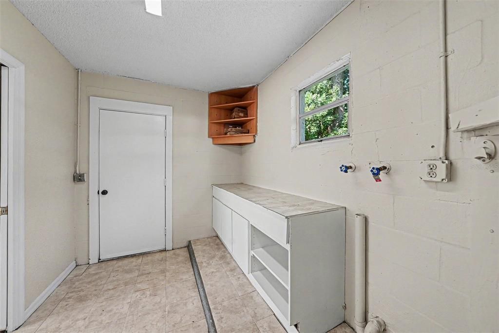 Active With Contract: $199,900 (3 beds, 2 baths, 1170 Square Feet)