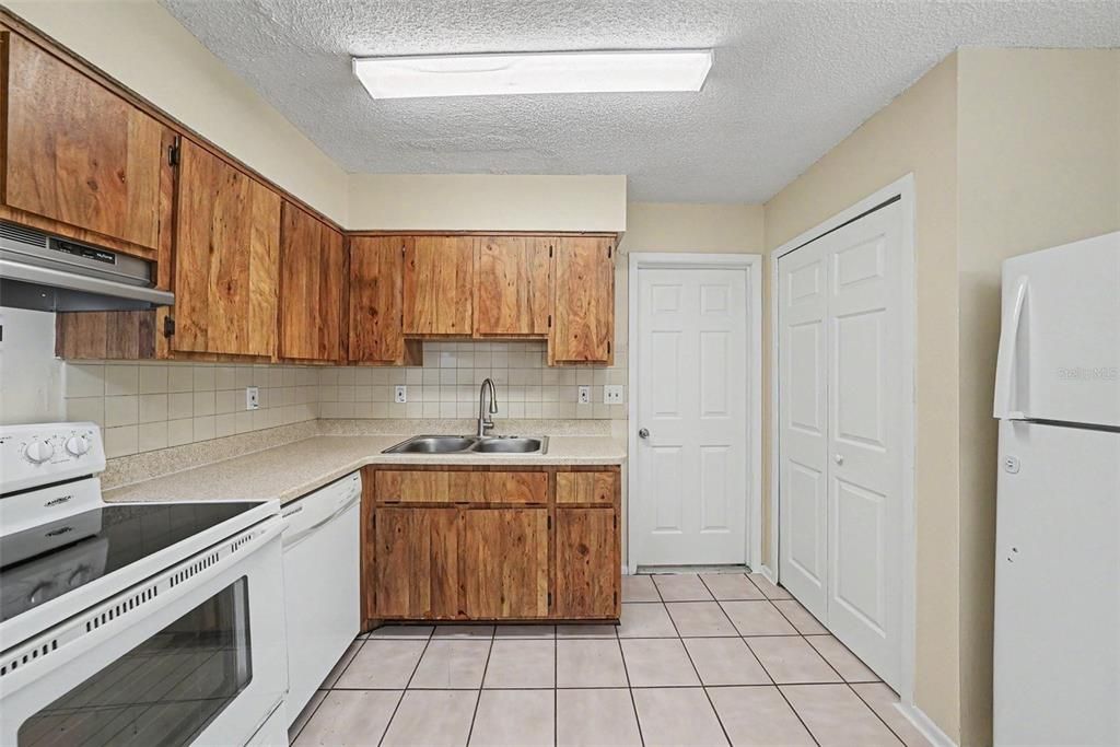Active With Contract: $199,900 (3 beds, 2 baths, 1170 Square Feet)
