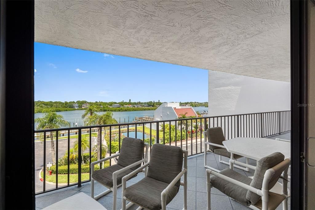 For Sale: $420,000 (2 beds, 2 baths, 1295 Square Feet)