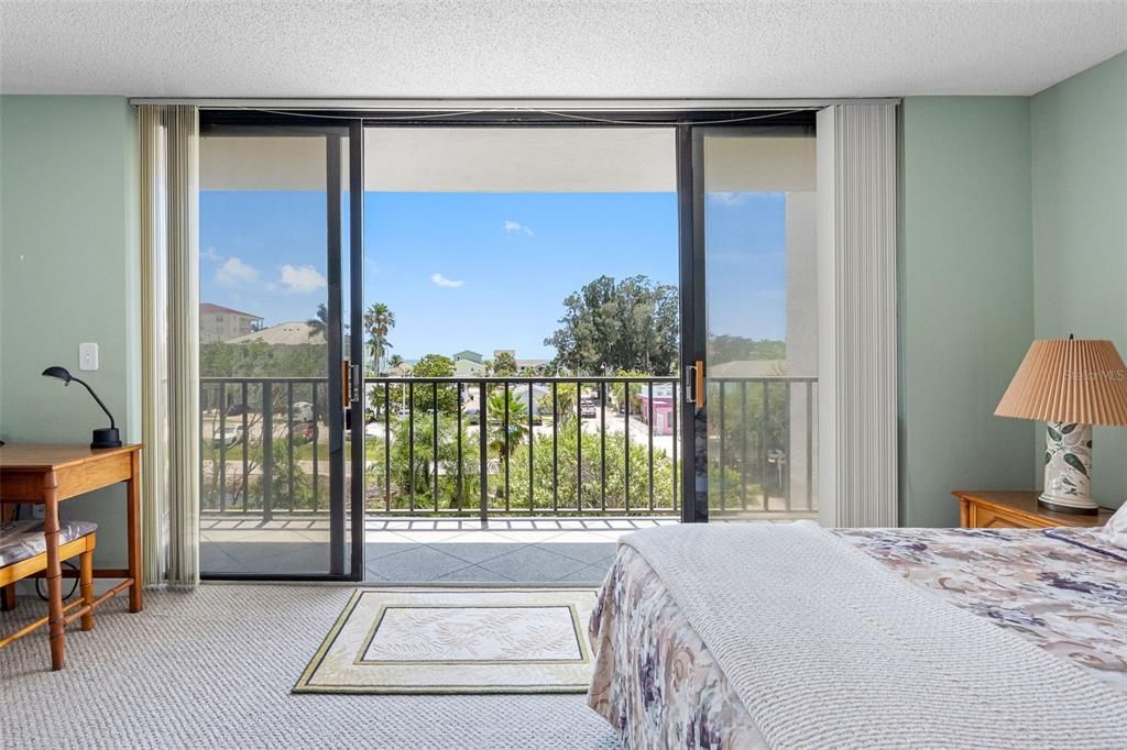 For Sale: $420,000 (2 beds, 2 baths, 1295 Square Feet)