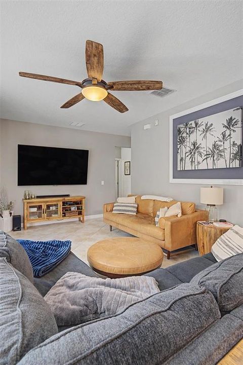 合同活跃: $650,000 (5 贝兹, 3 浴室, 2952 平方英尺)