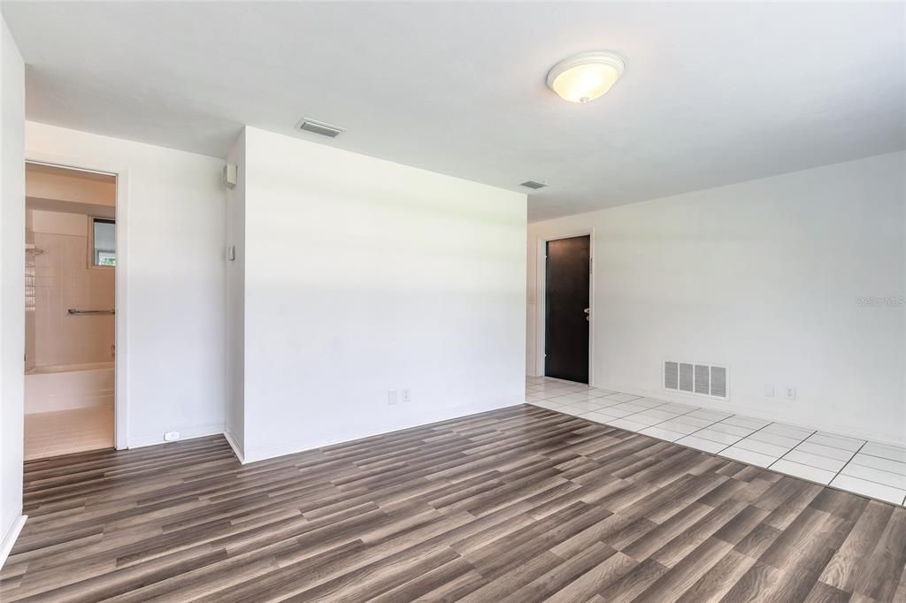 На продажу: $249,900 (2 спален, 1 ванн, 1052 Квадратных фут)