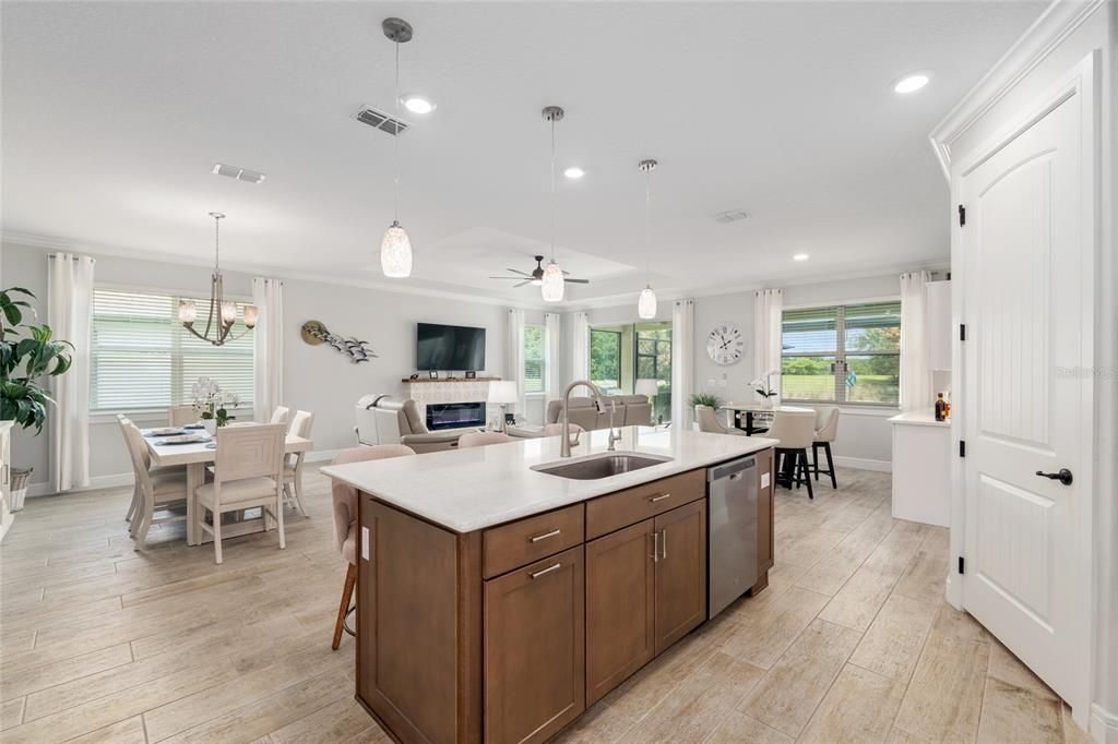 For Sale: $604,000 (2 beds, 2 baths, 2049 Square Feet)