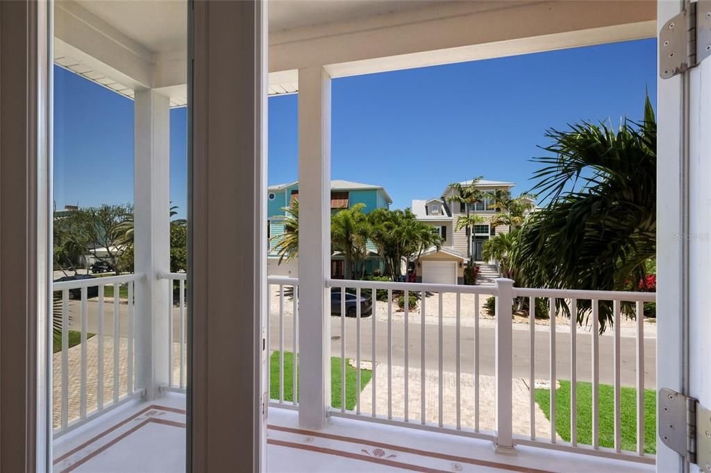 For Sale: $1,900,000 (4 beds, 3 baths, 2566 Square Feet)