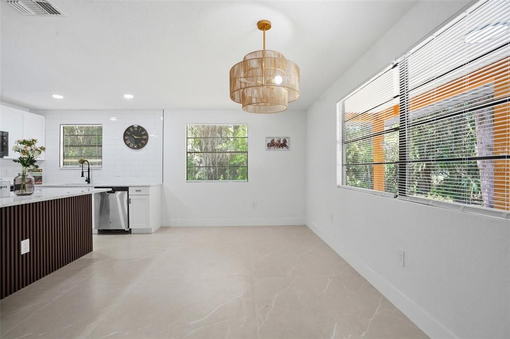 En Venta: $379,000 (4 camas, 3 baños, 2200 Pies cuadrados)