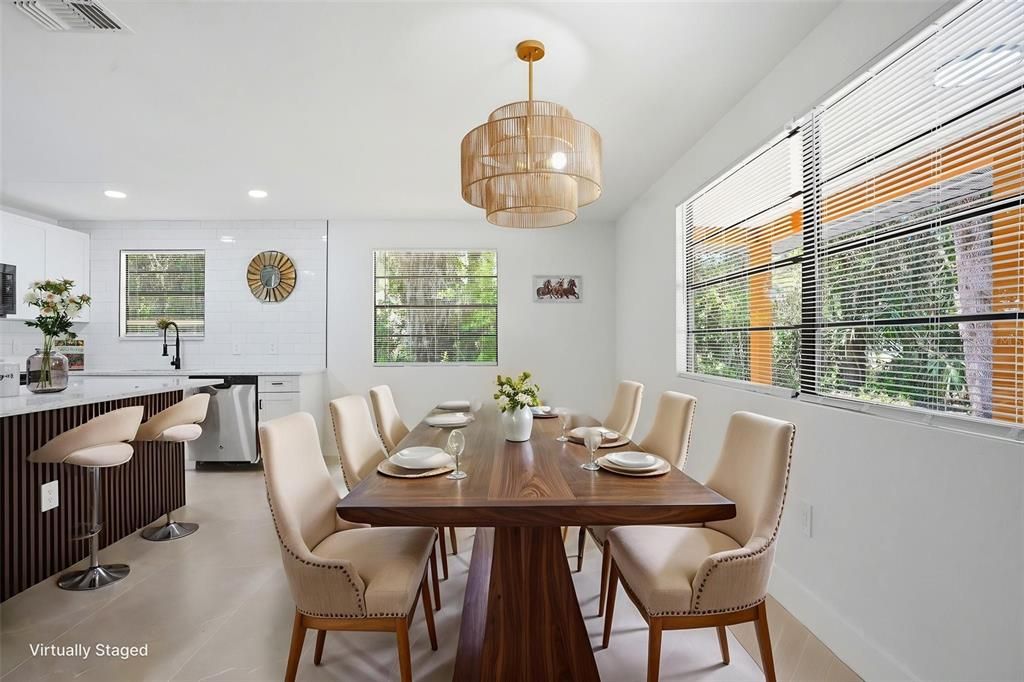 En Venta: $379,000 (4 camas, 3 baños, 2200 Pies cuadrados)