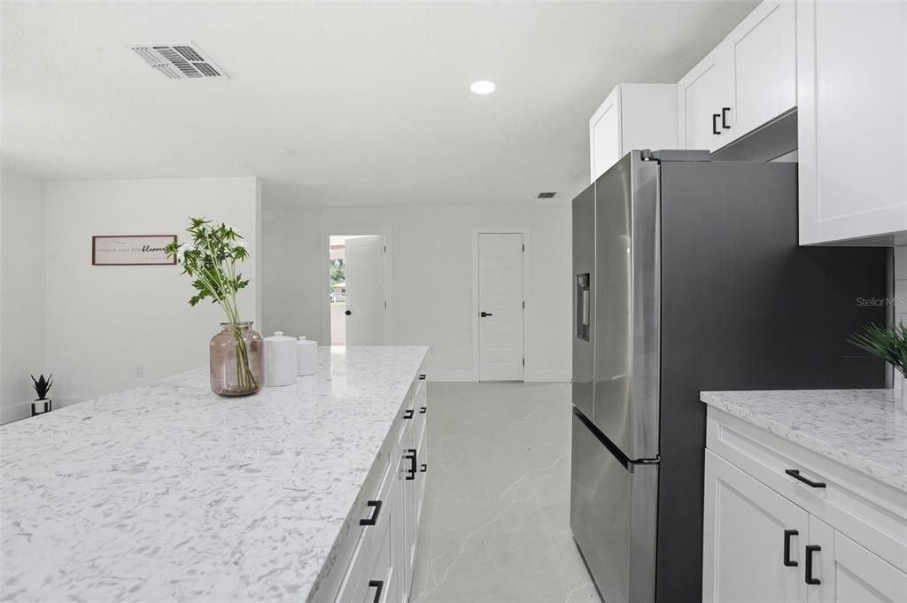 En Venta: $379,000 (4 camas, 3 baños, 2200 Pies cuadrados)