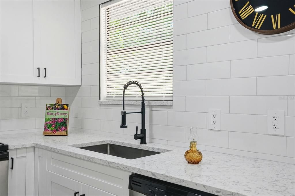En Venta: $379,000 (4 camas, 3 baños, 2200 Pies cuadrados)
