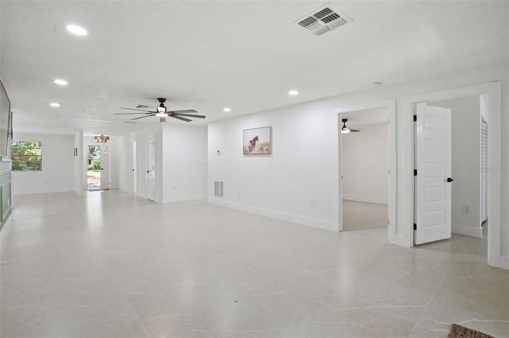 En Venta: $379,000 (4 camas, 3 baños, 2200 Pies cuadrados)