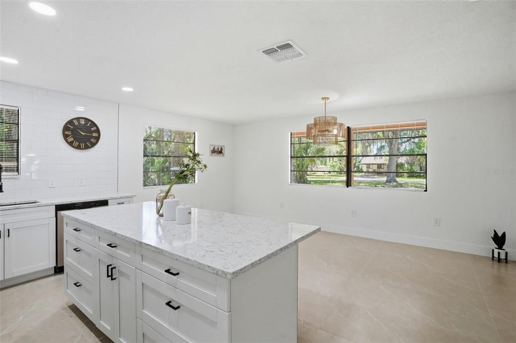 En Venta: $379,000 (4 camas, 3 baños, 2200 Pies cuadrados)