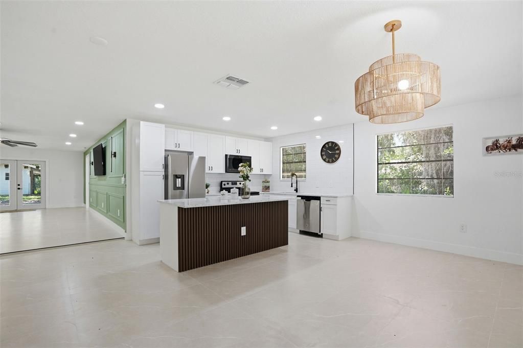En Venta: $379,000 (4 camas, 3 baños, 2200 Pies cuadrados)