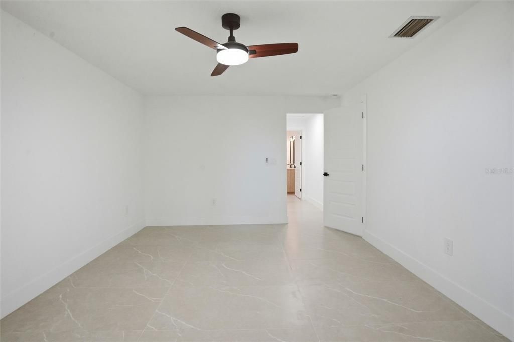 En Venta: $379,000 (4 camas, 3 baños, 2200 Pies cuadrados)