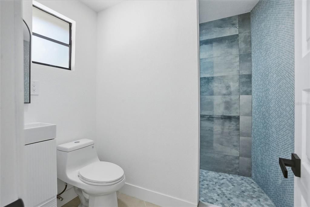 En Venta: $379,000 (4 camas, 3 baños, 2200 Pies cuadrados)