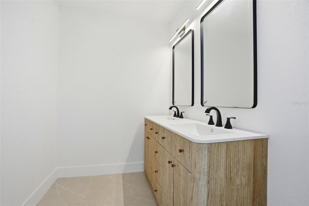 En Venta: $379,000 (4 camas, 3 baños, 2200 Pies cuadrados)
