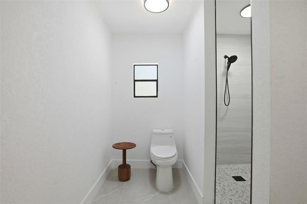 En Venta: $379,000 (4 camas, 3 baños, 2200 Pies cuadrados)
