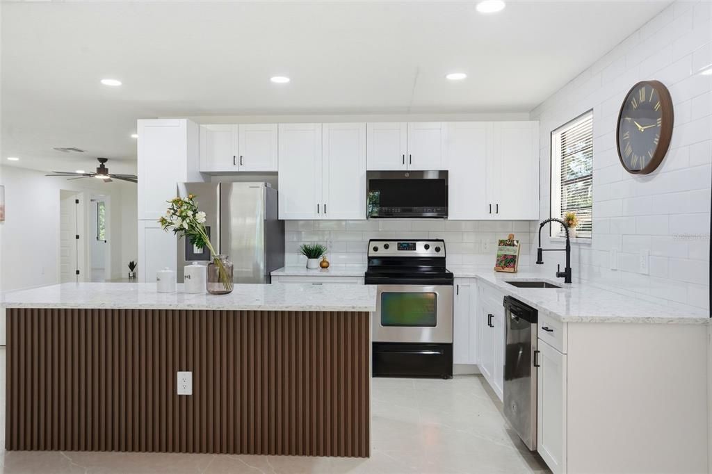 En Venta: $379,000 (4 camas, 3 baños, 2200 Pies cuadrados)