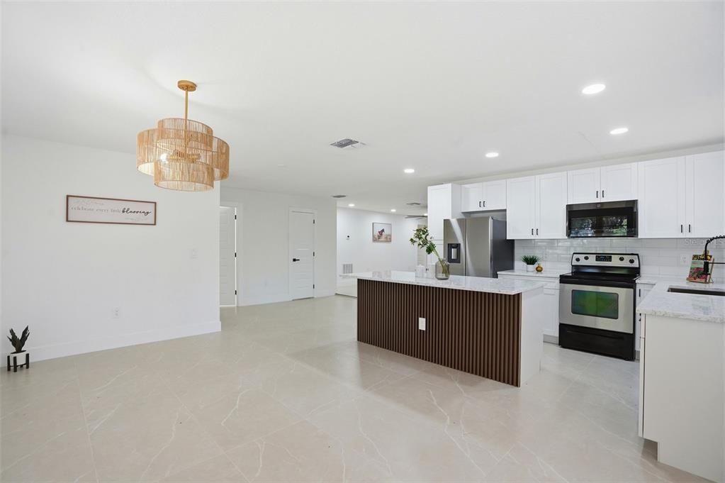 En Venta: $379,000 (4 camas, 3 baños, 2200 Pies cuadrados)